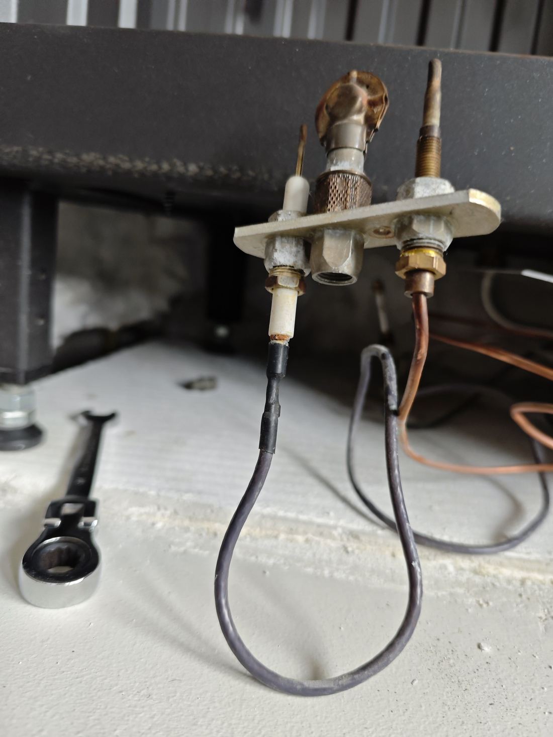 Uitgebouwde waakvlamset van een gashaard: waakvlambrander met thermokoppel en ontstekingspin