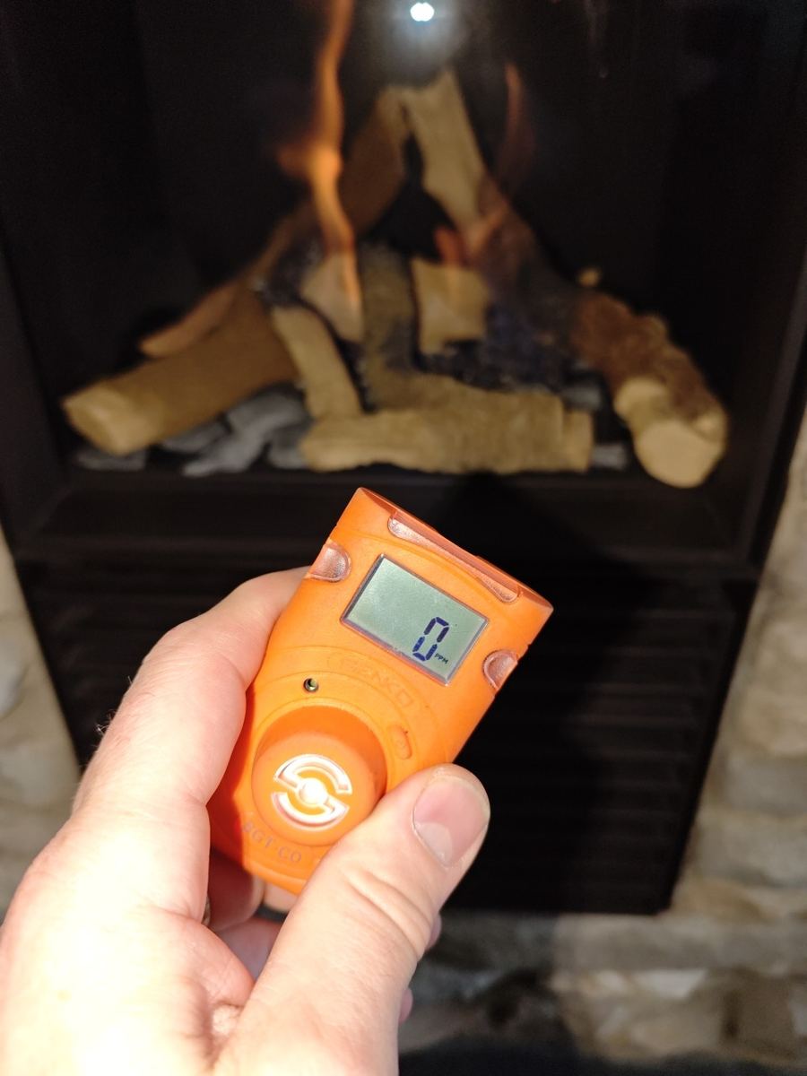 Senco CO-meter op nul voor een brandende haard