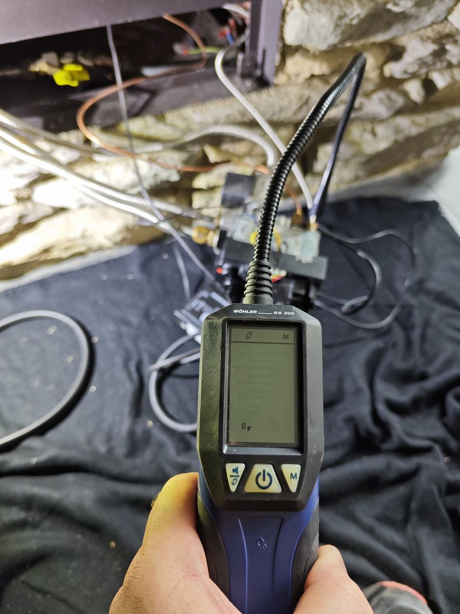 Gaszoeker met sonde langs het leidingwerk