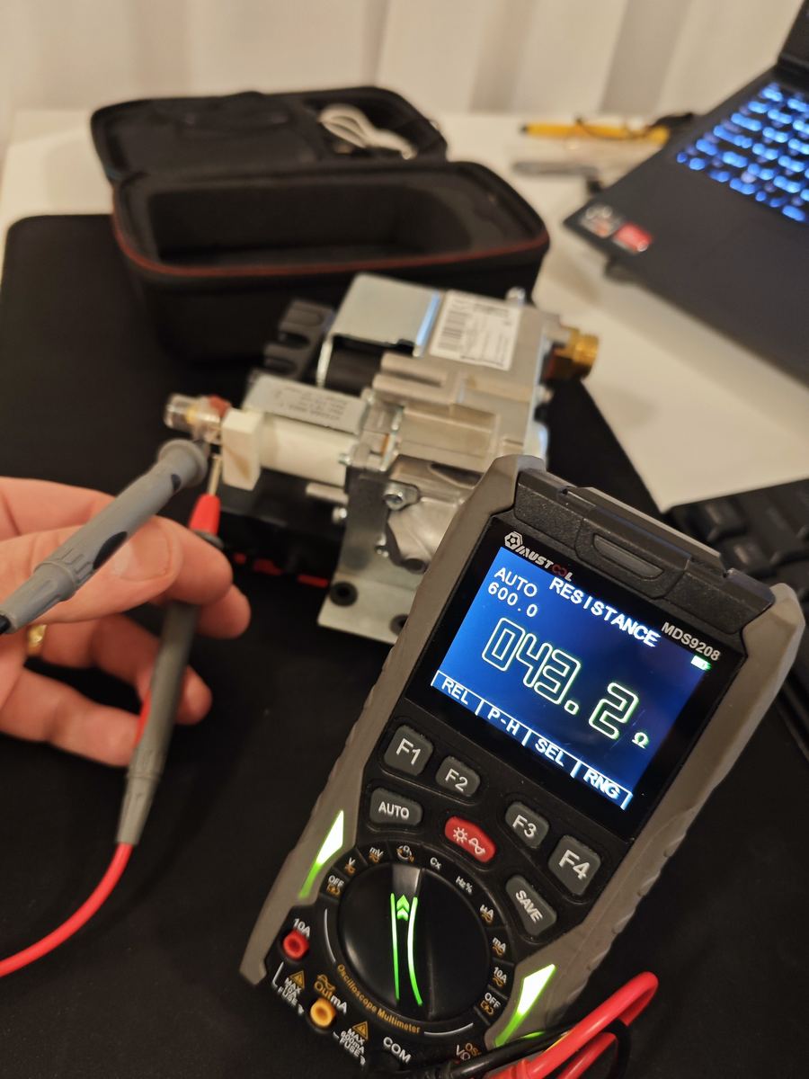 Multimeter met meetpennen op het gasblok