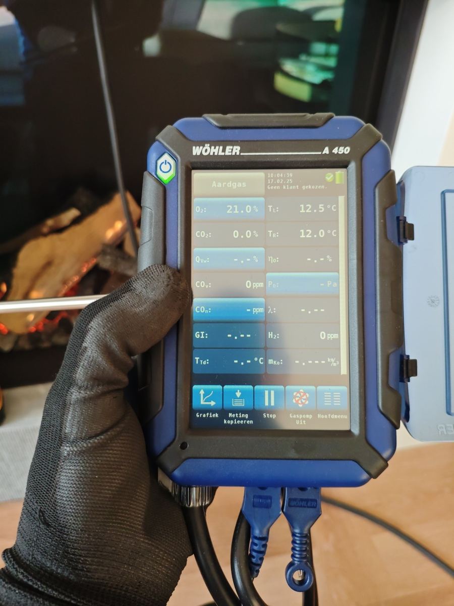 Rookgasanalyser in de hand tijdens een meting